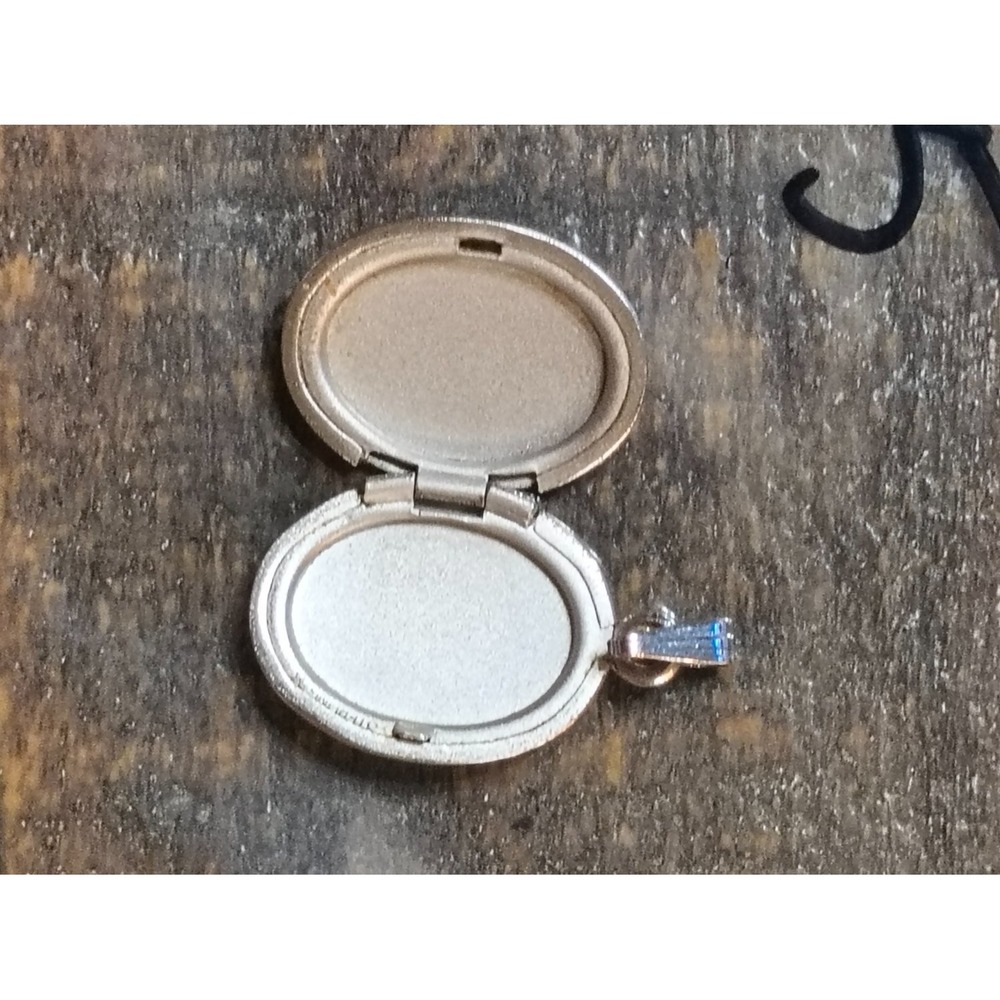 Vintage Silver Tone Oval Photo Locket Pendant Etched Floral Hinged Keepsake